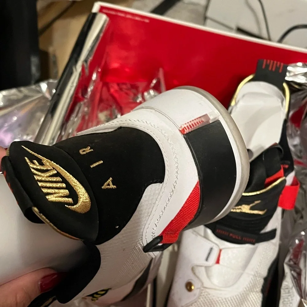 JORDAN XXXIII 12 White Metalic gold black mens 10